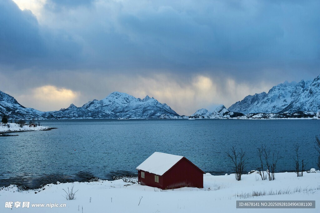 雪覆湖畔红屋山景如画