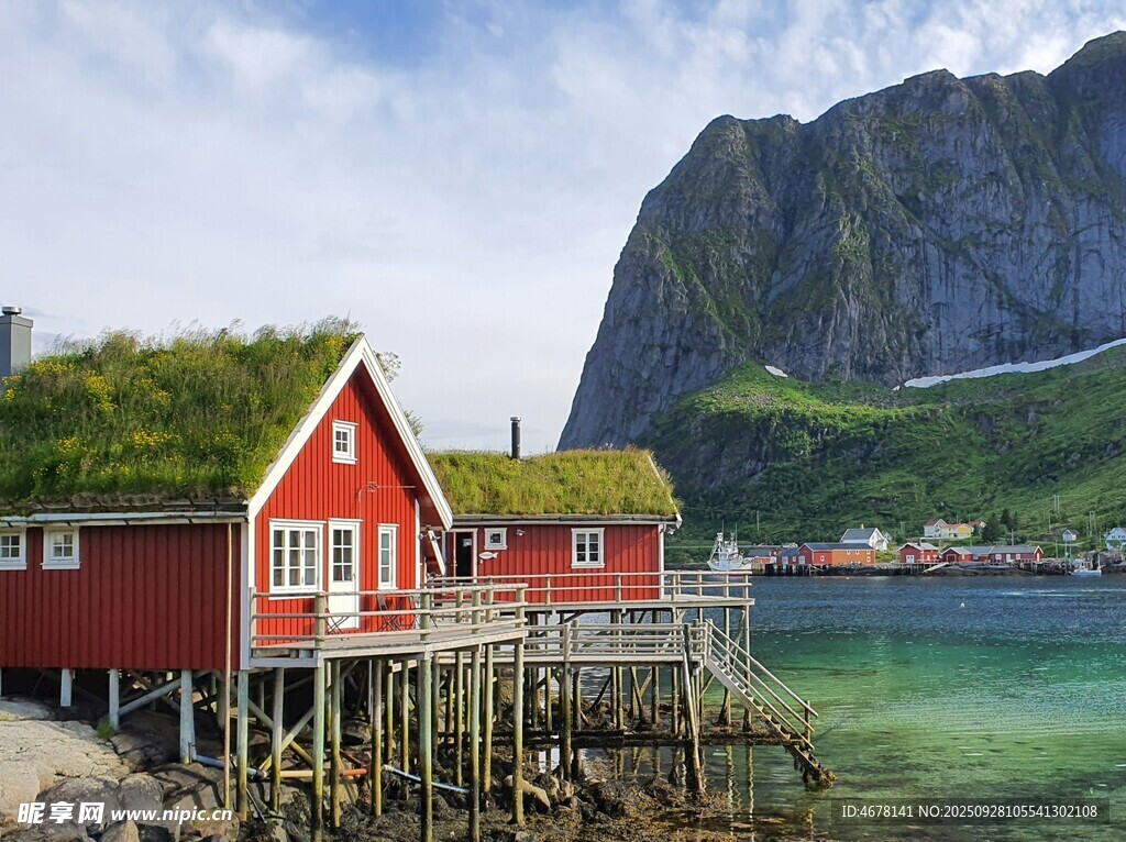 挪威峡湾边的红色小屋