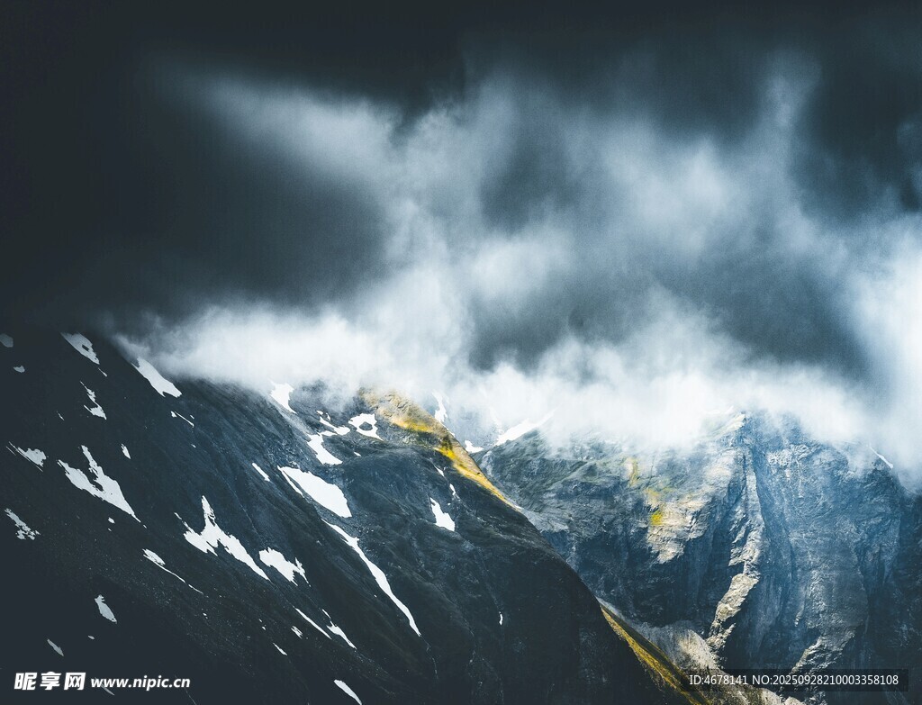 壮丽雪山云海风光