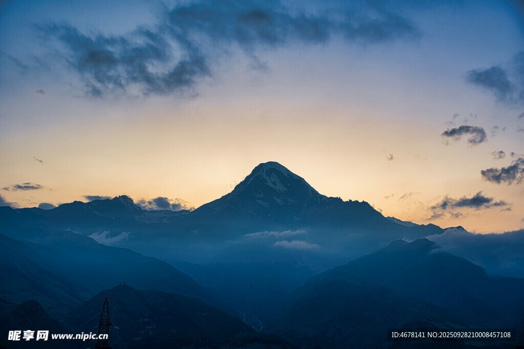 日出下的巍峨山峰