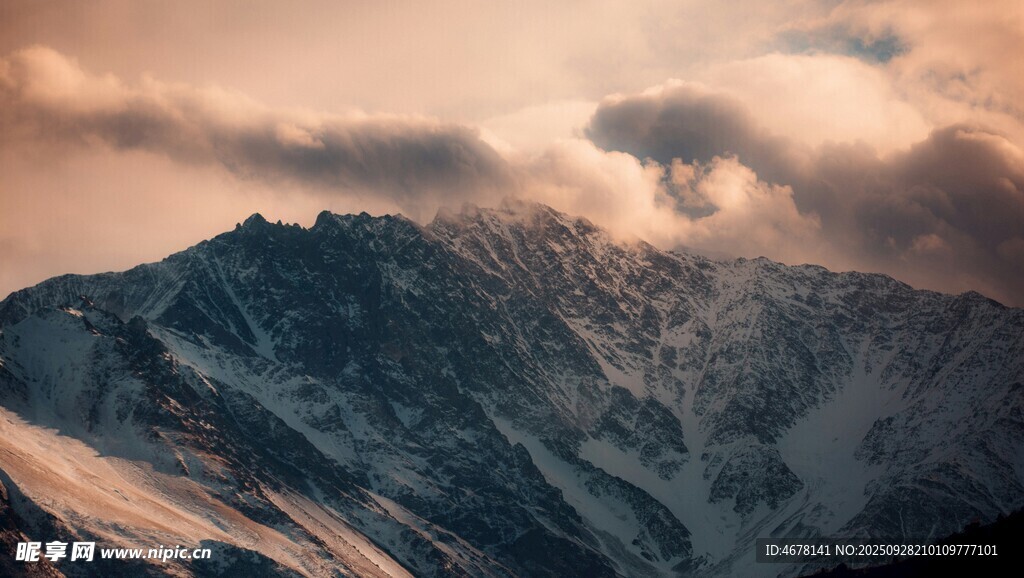 壮丽雪山与天边云霞