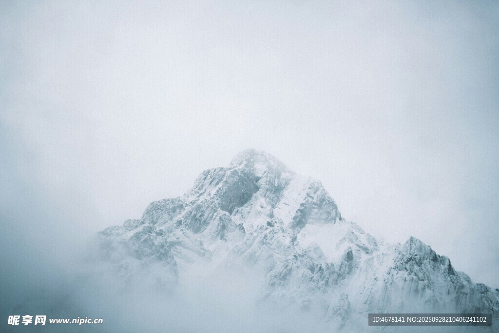 云雾缭绕的巍峨雪山