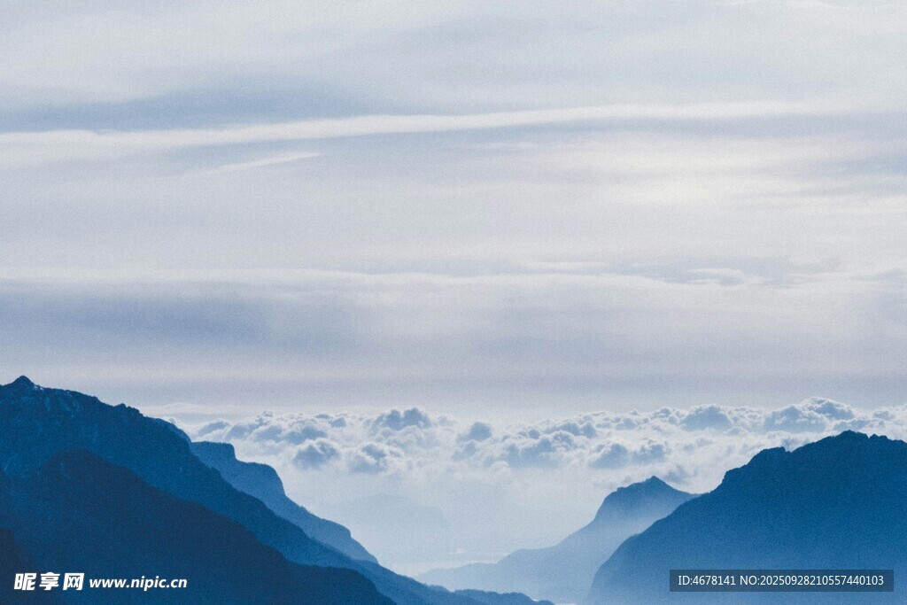 云雾缭绕的壮丽山峦景观