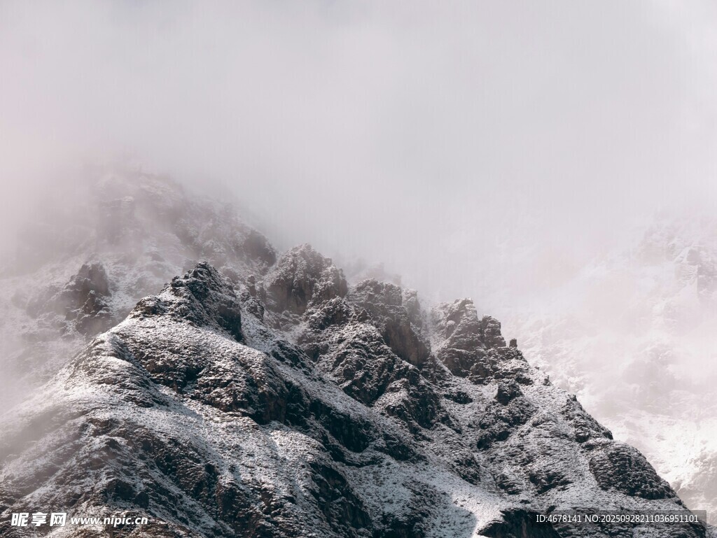 云雾缭绕的壮丽雪山