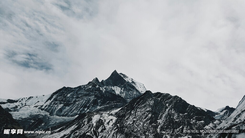 巍峨雪山云雾缭绕之景