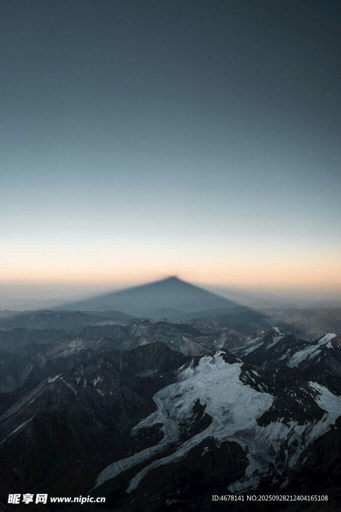 壮丽雪山日出景色