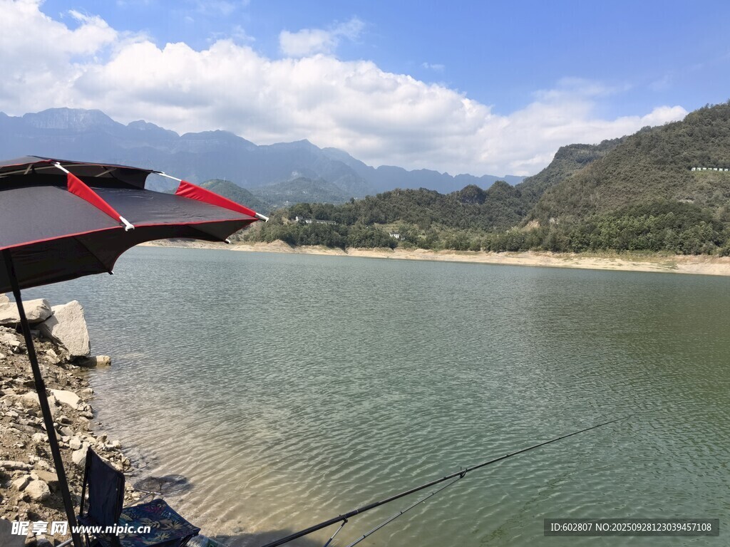 湖畔悠然垂钓景