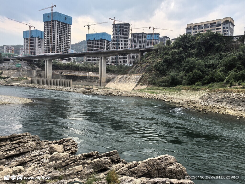 河畔桥梁与城市建筑景观