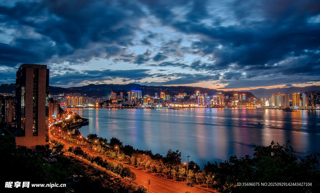 城市夜景下的璀璨江畔风光