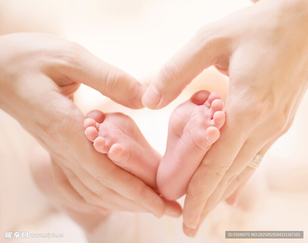 双手呵护宝宝小脚丫