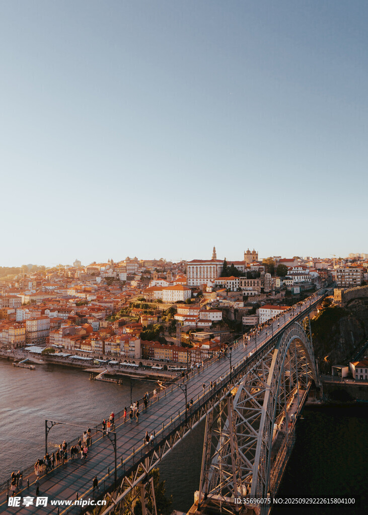 俯瞰河畔桥梁与城市景观