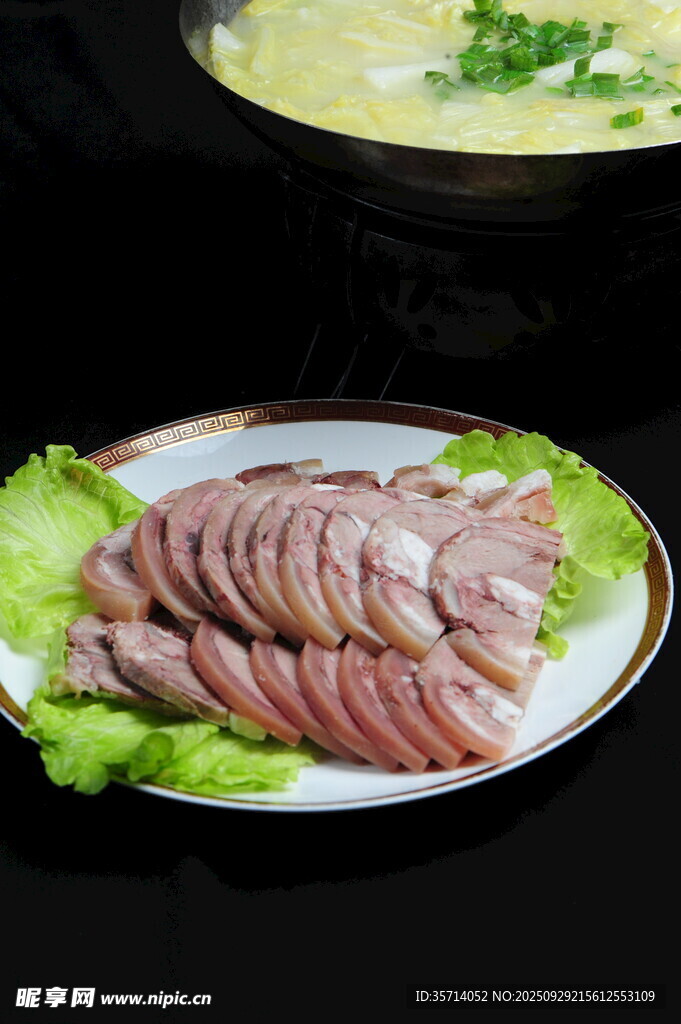 美味切片卤肉摆于生菜上