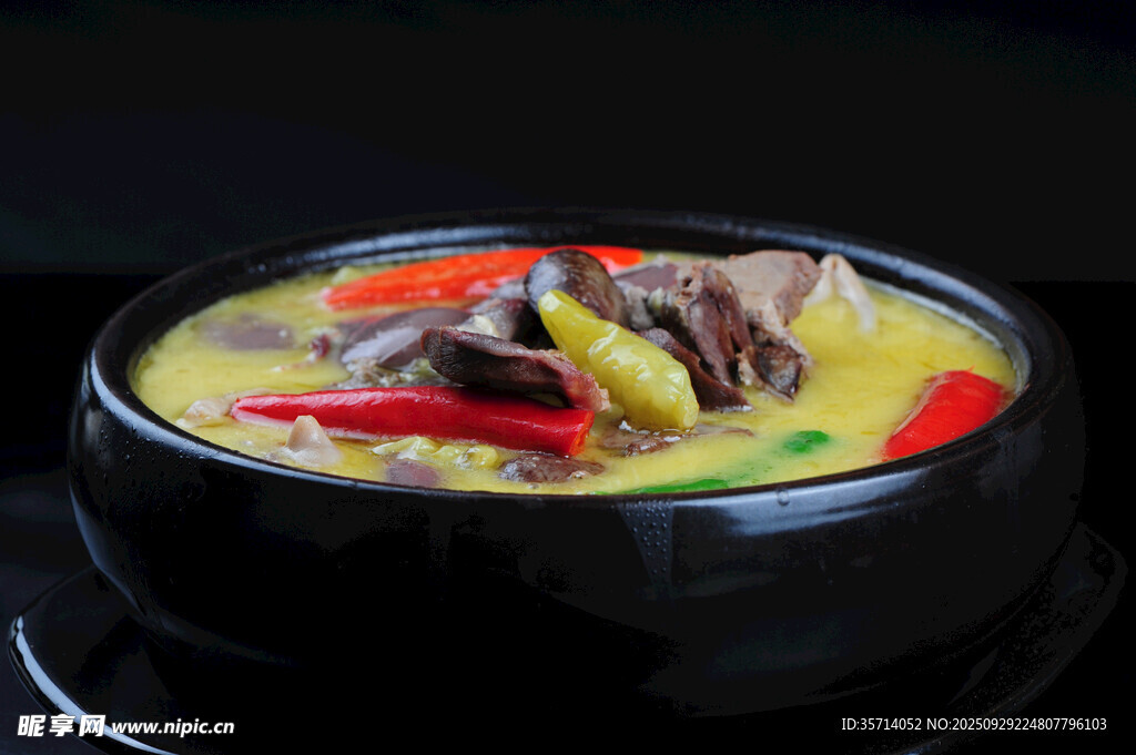 浓郁黄汤炖制特色肉类