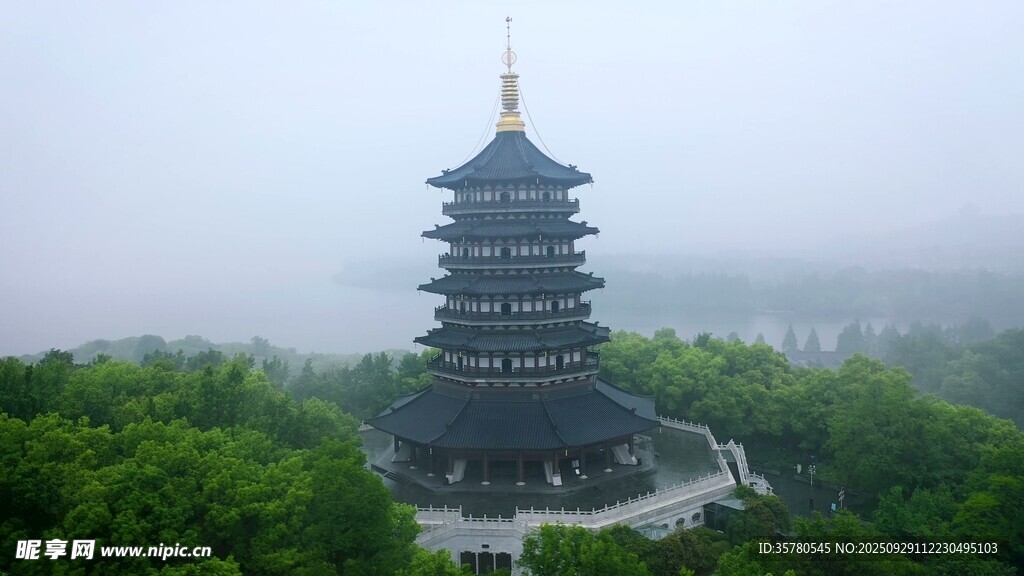 雾中古塔映葱茏绿意