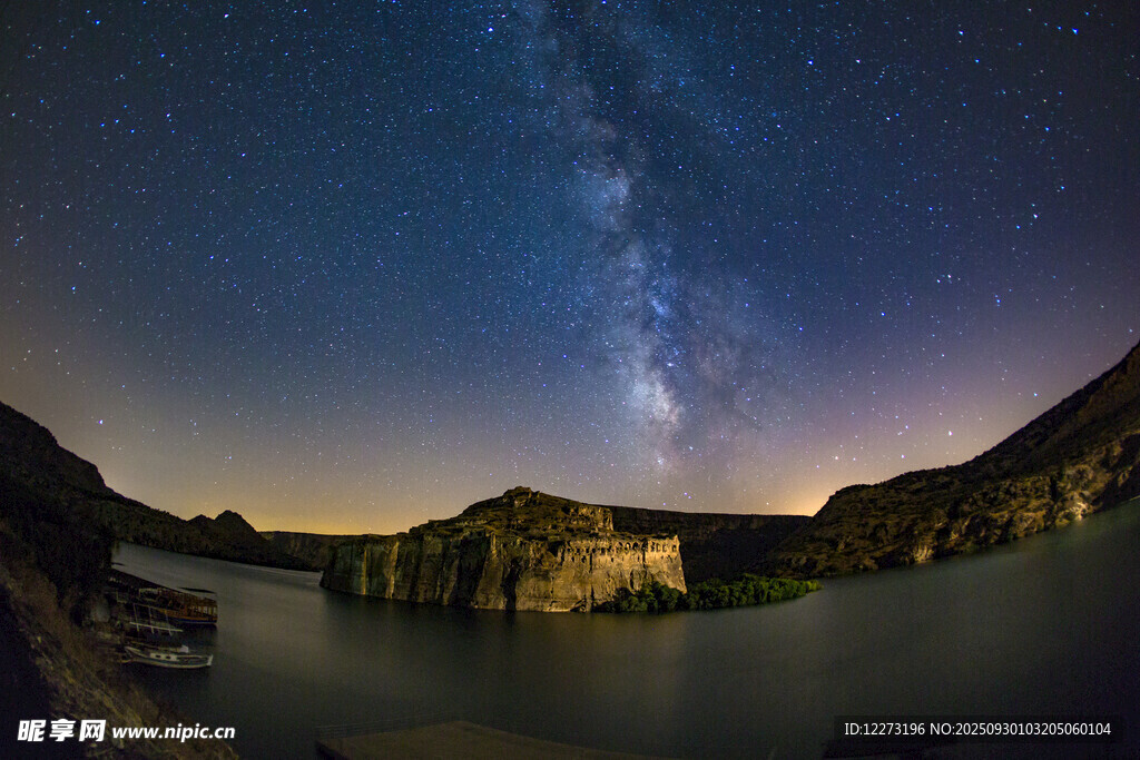 星空下的山水美景