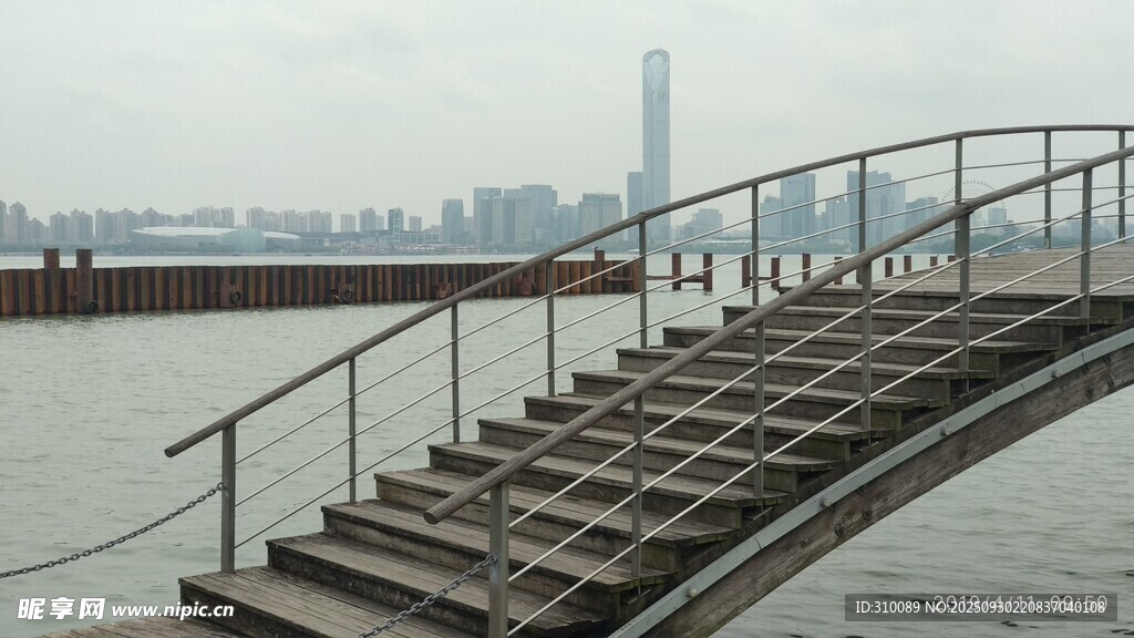 江边阶梯与远处城市景观