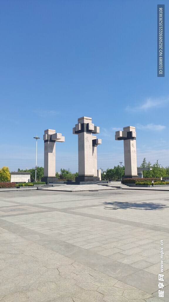 三座独特建筑立于开阔地