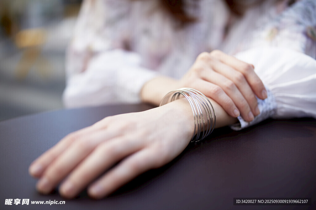 女性手腕上的精致饰品