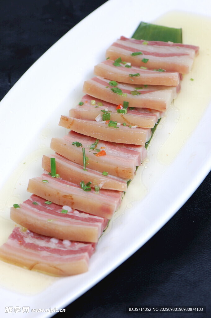 美味切片腊肉摆盘展示