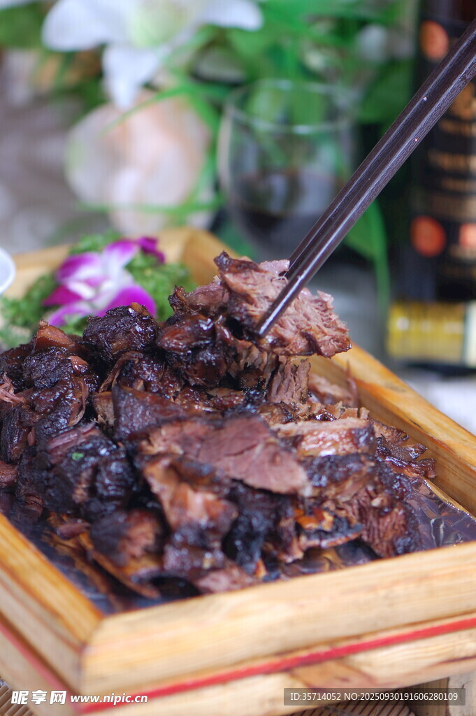 美味卤牛肉筷子夹起瞬间