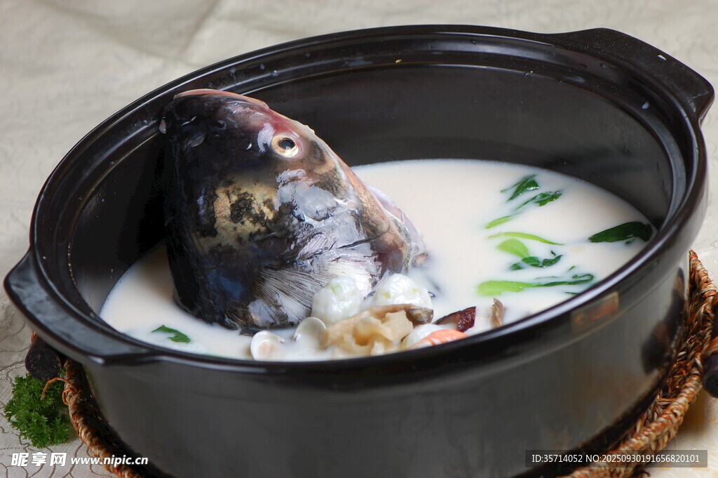 砂锅鱼头浓汤