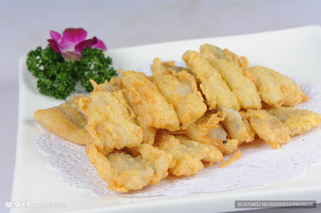 香酥炸鱼块摆放在盘