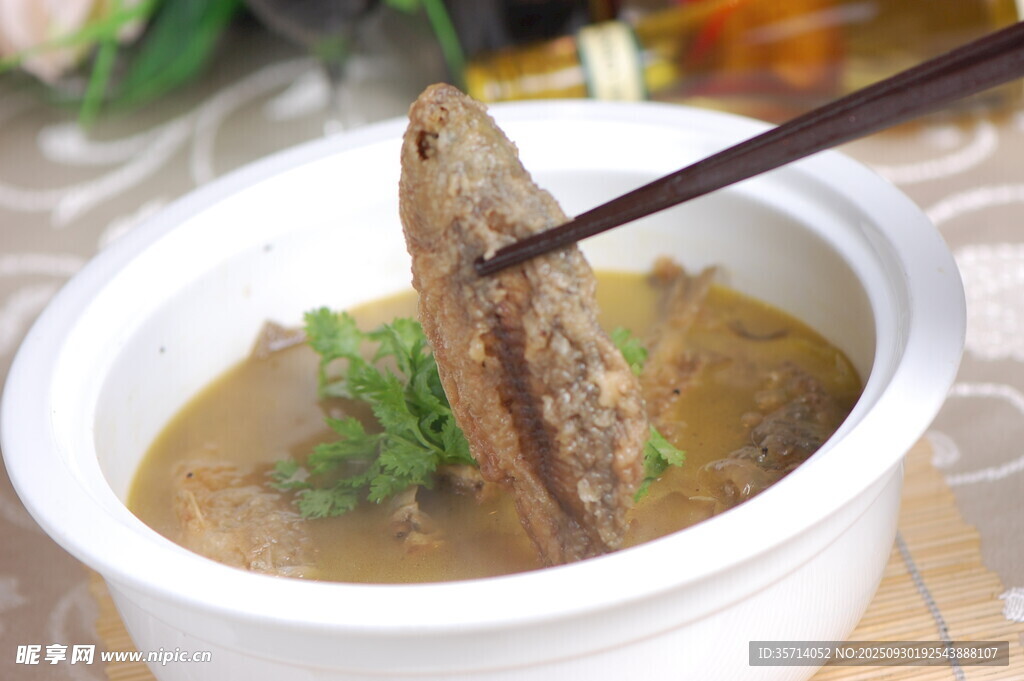 香浓汤汁中的美味炖物