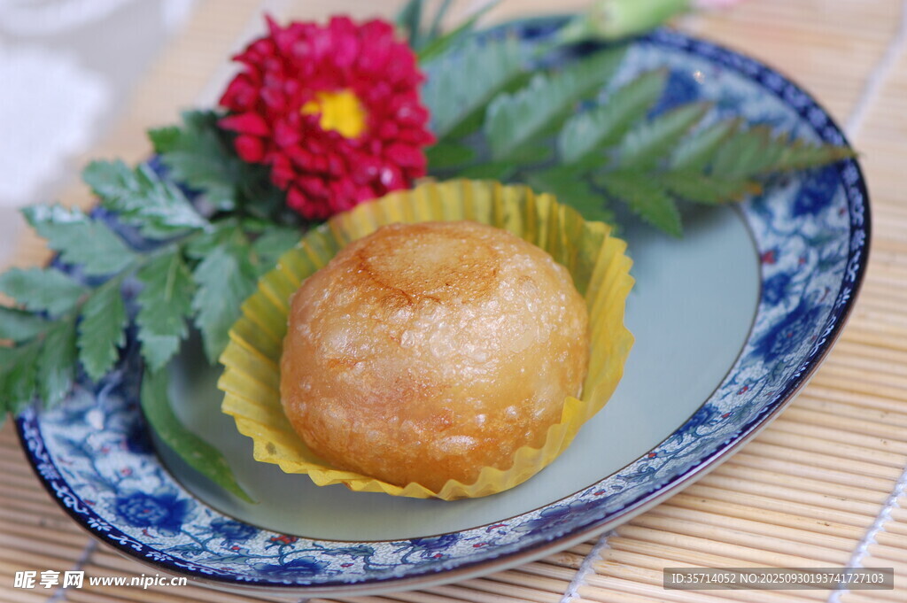 精致点心配红花绿叶