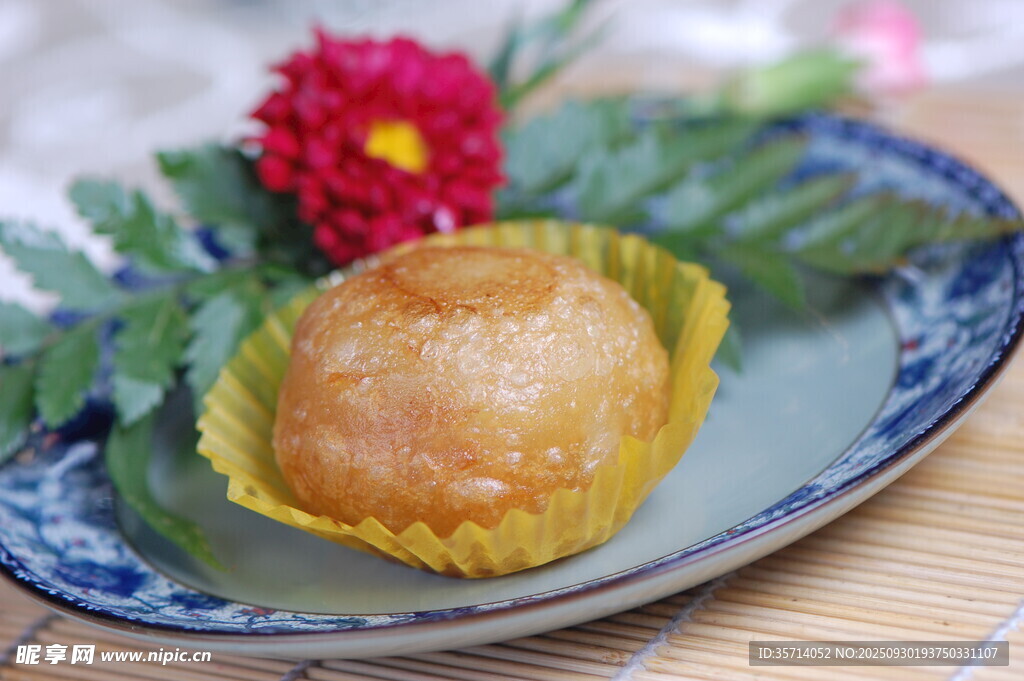 精致点心配鲜花装饰