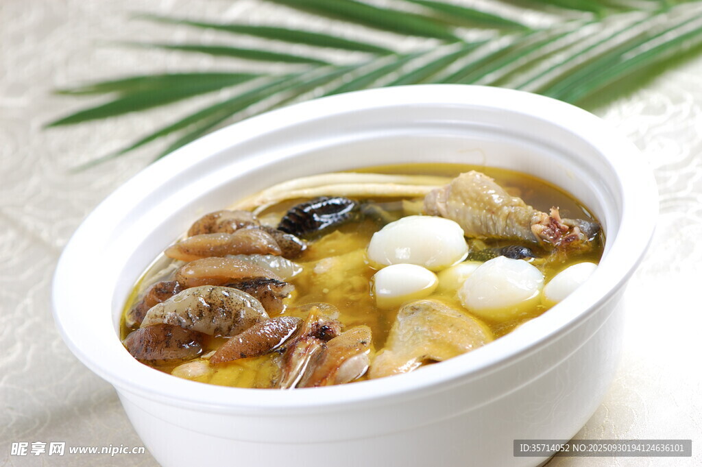 美味菌菇炖鸡汤