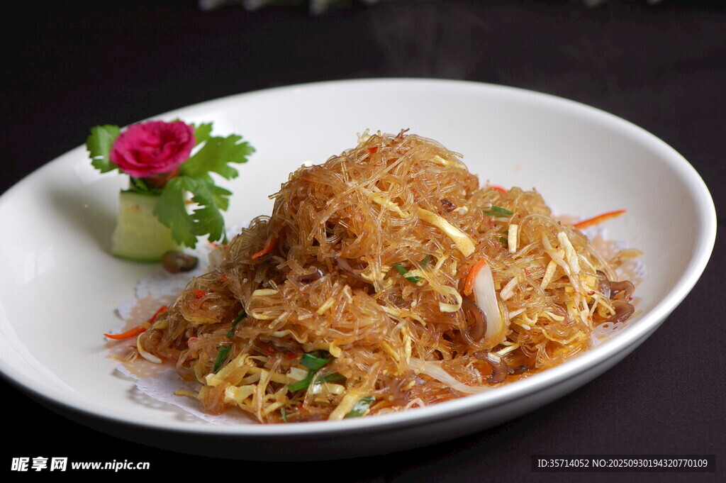 美味炒面摆盘精致