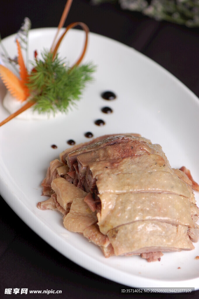 美味酱卤鸭肉摆盘精致