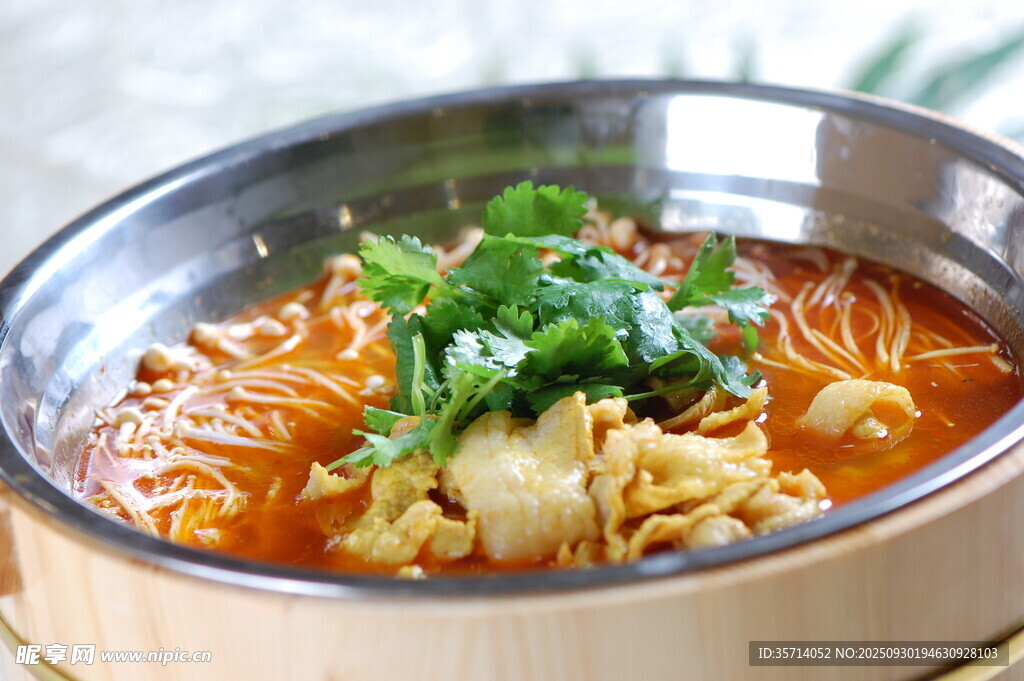 美味鸡肉米线芳香诱人