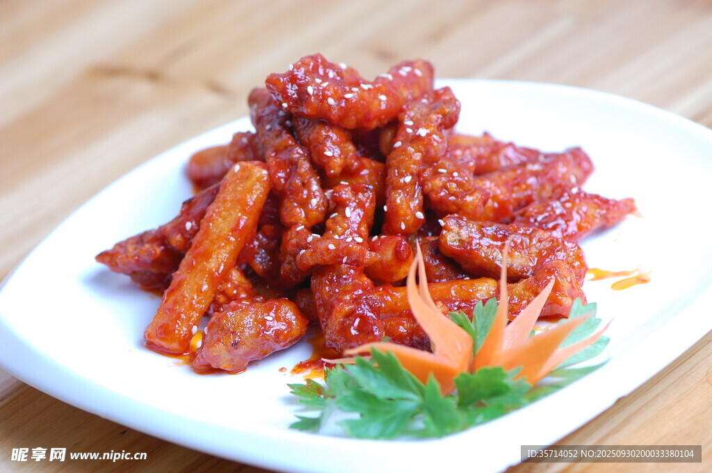 美味糖醋里脊摆于盘中