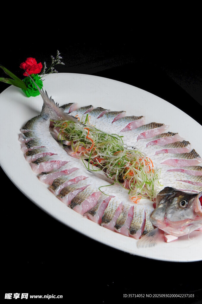 清蒸白鱼摆盘精致诱人