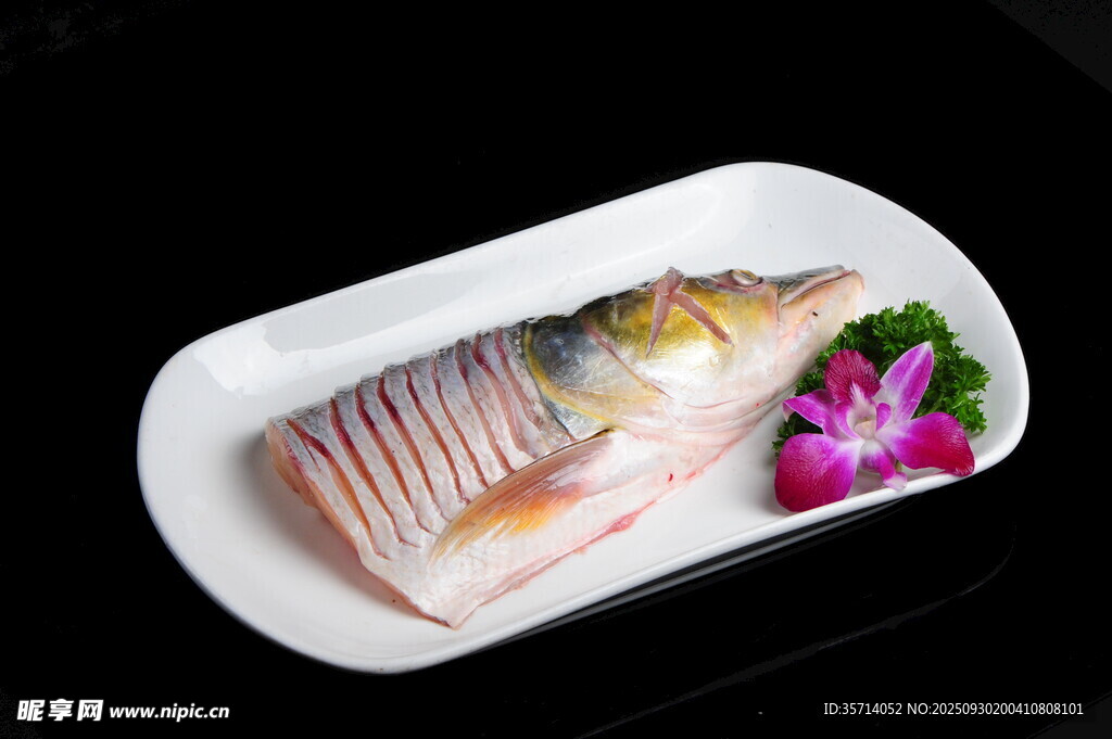 摆盘精致的新鲜生鱼