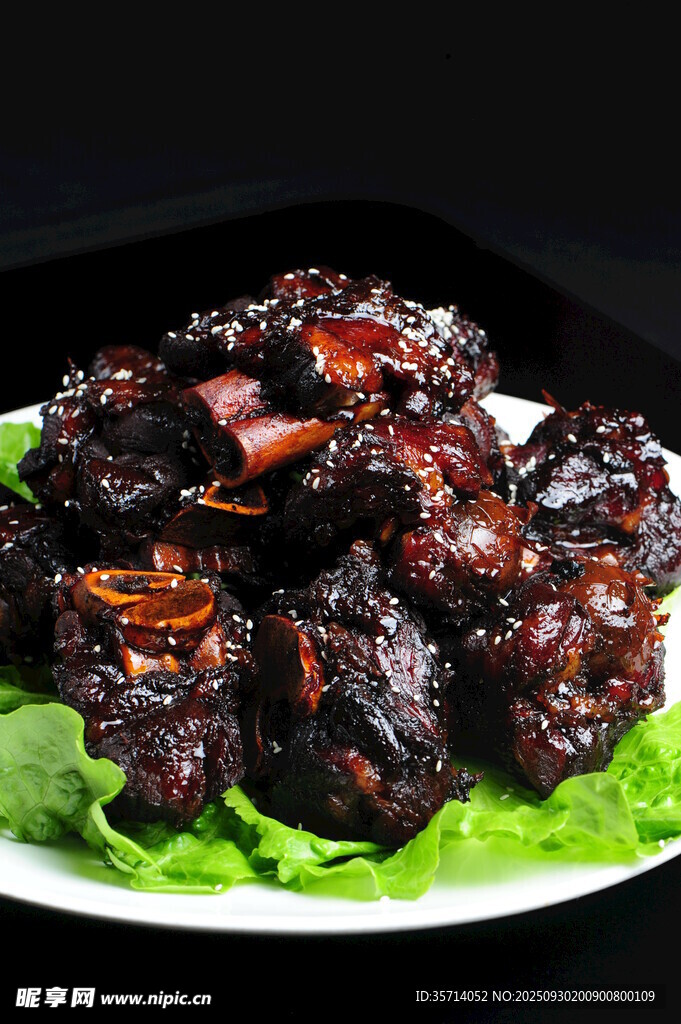 美味红烧猪蹄摆于生菜上