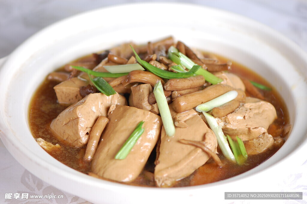 红烧豆腐配葱段