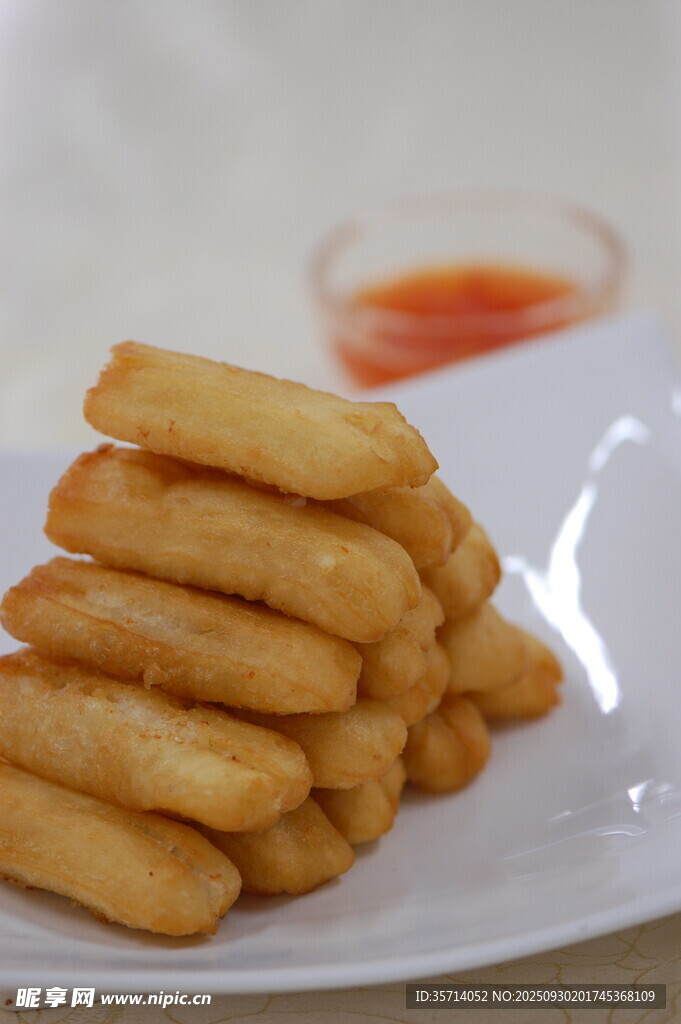 金黄炸物堆叠美味诱人