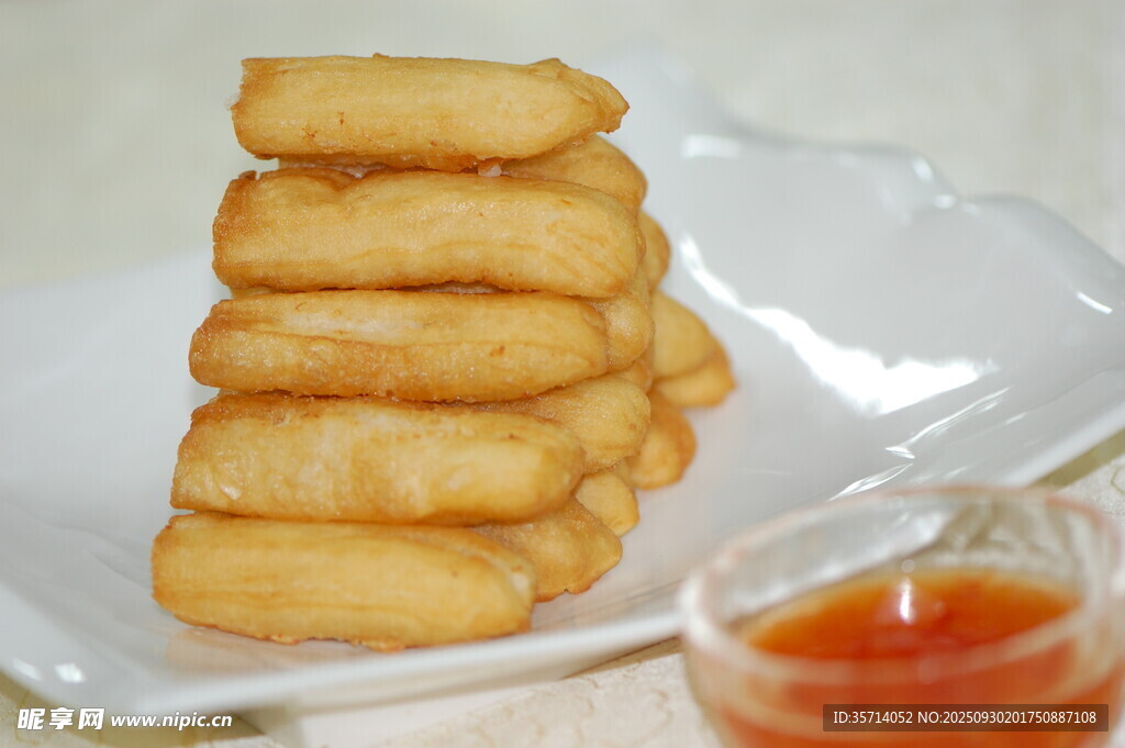 金黄炸豆腐块配蘸酱