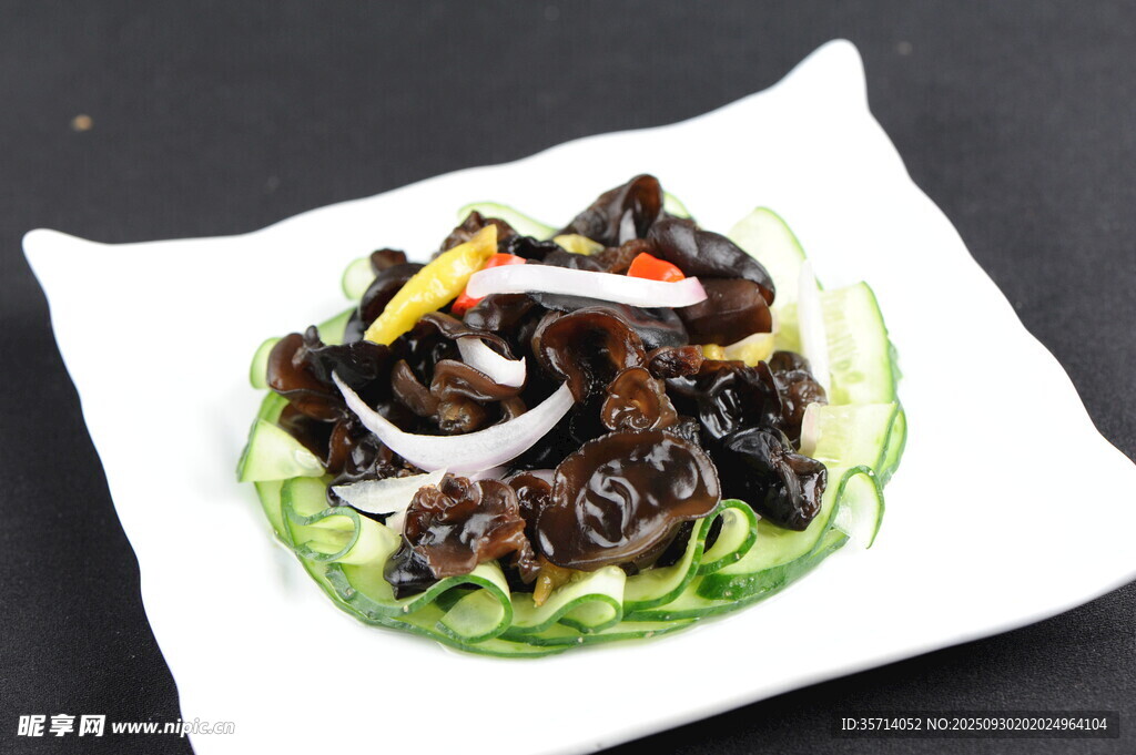 凉拌木耳配黄瓜丝