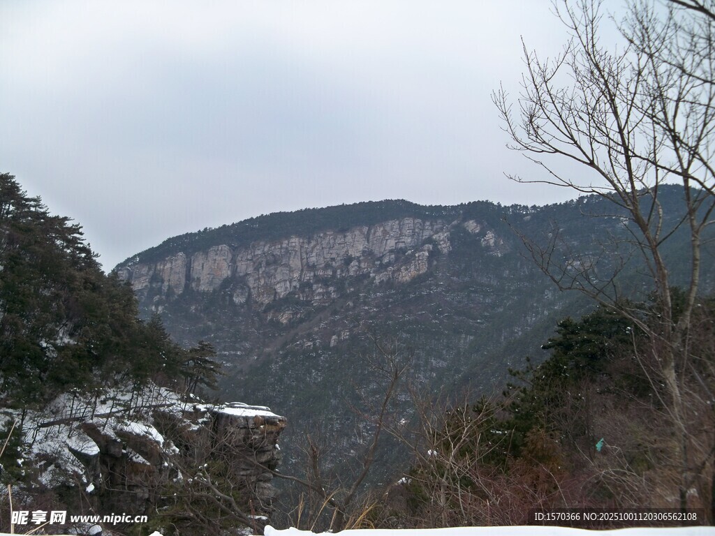 雪覆山峦的冬日自然景致