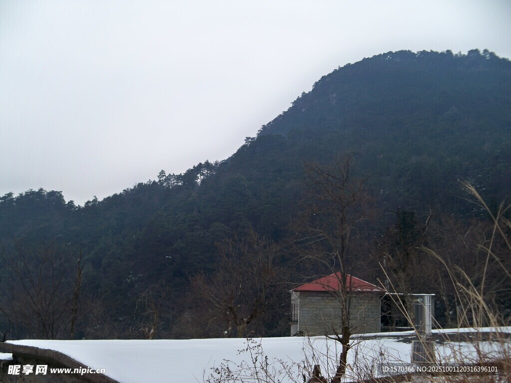 冬日山景中的小屋