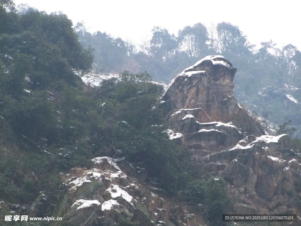雪覆山峦间的嶙峋岩石