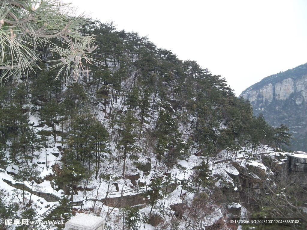 雪覆山峦景色壮