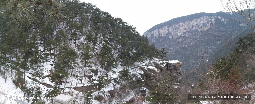 雪覆山峦间的蜿蜒道路