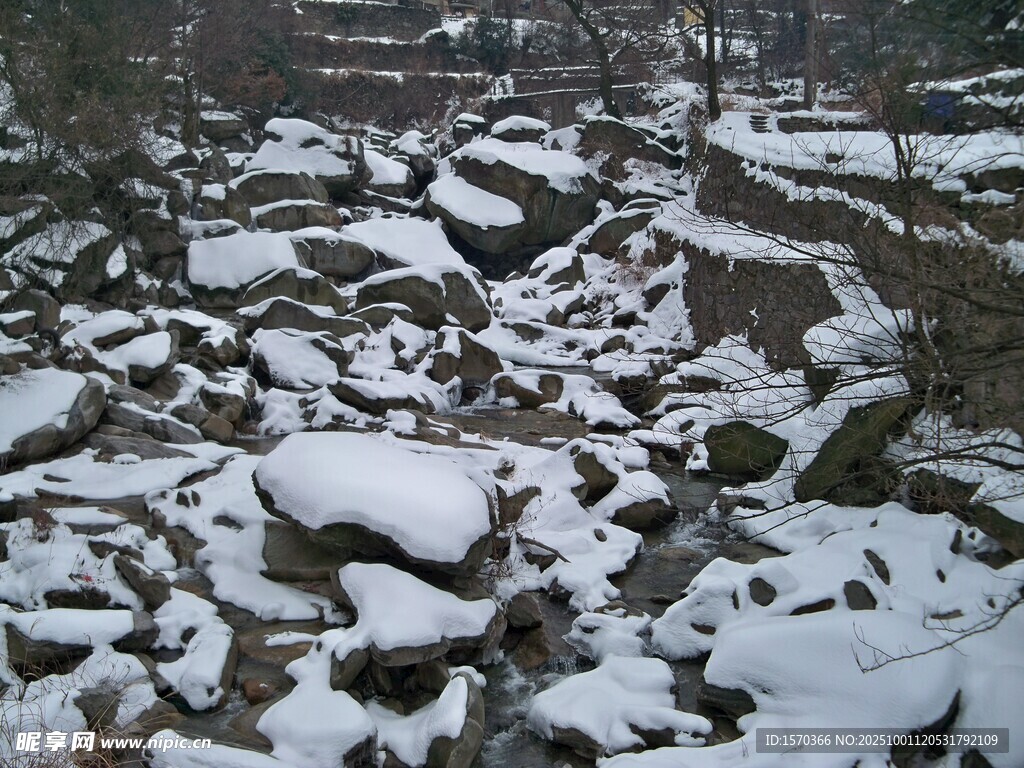 雪覆石滩的冬日自然景致