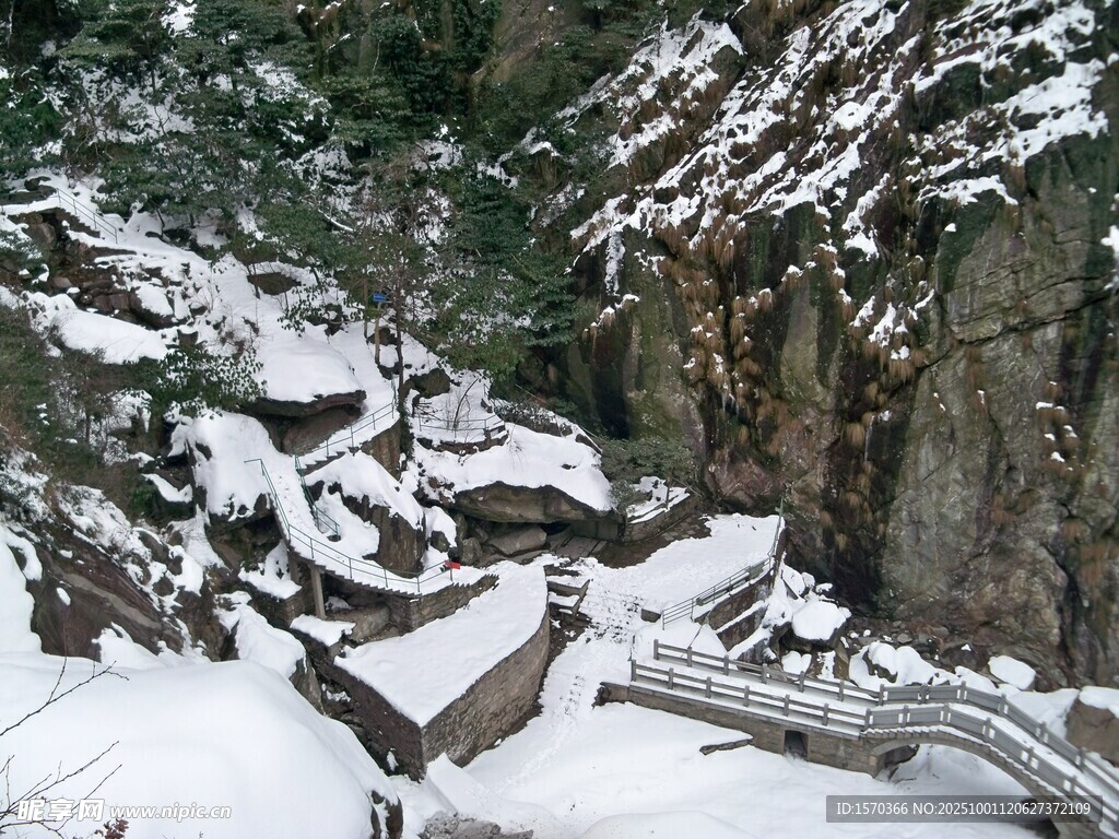 雪覆山石的冬日自然景致