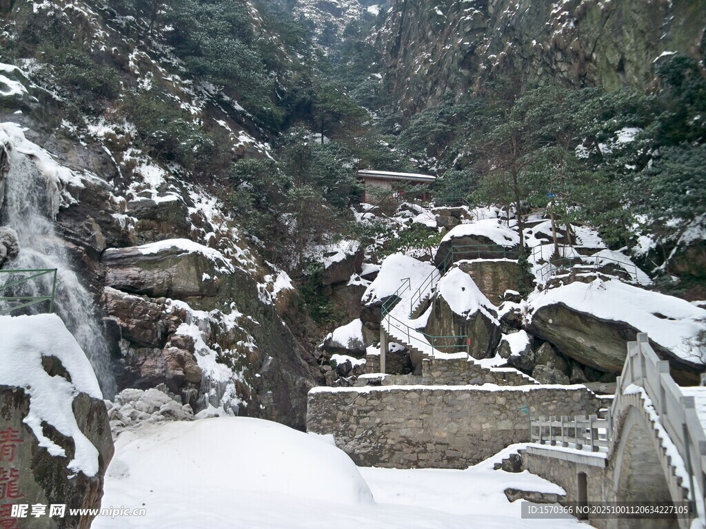 雪覆山间景