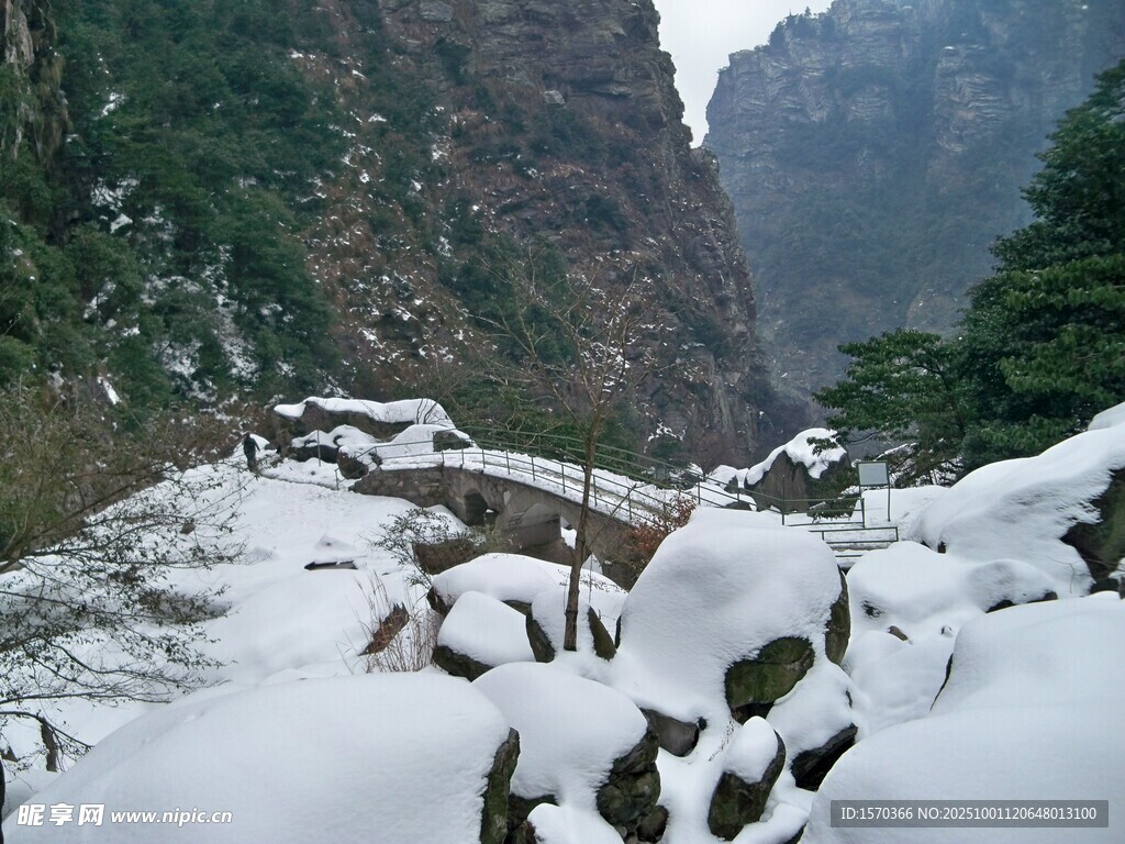 雪覆山间路 景致如画